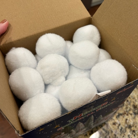 NIB - Indoor Snowball Fight - 50 snowballs - Picture 2 of 3